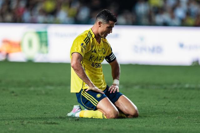 开云体育中国官方网站-新赛季首球 在利雅得胜利百球 C罗跪地祈祷仍失冠