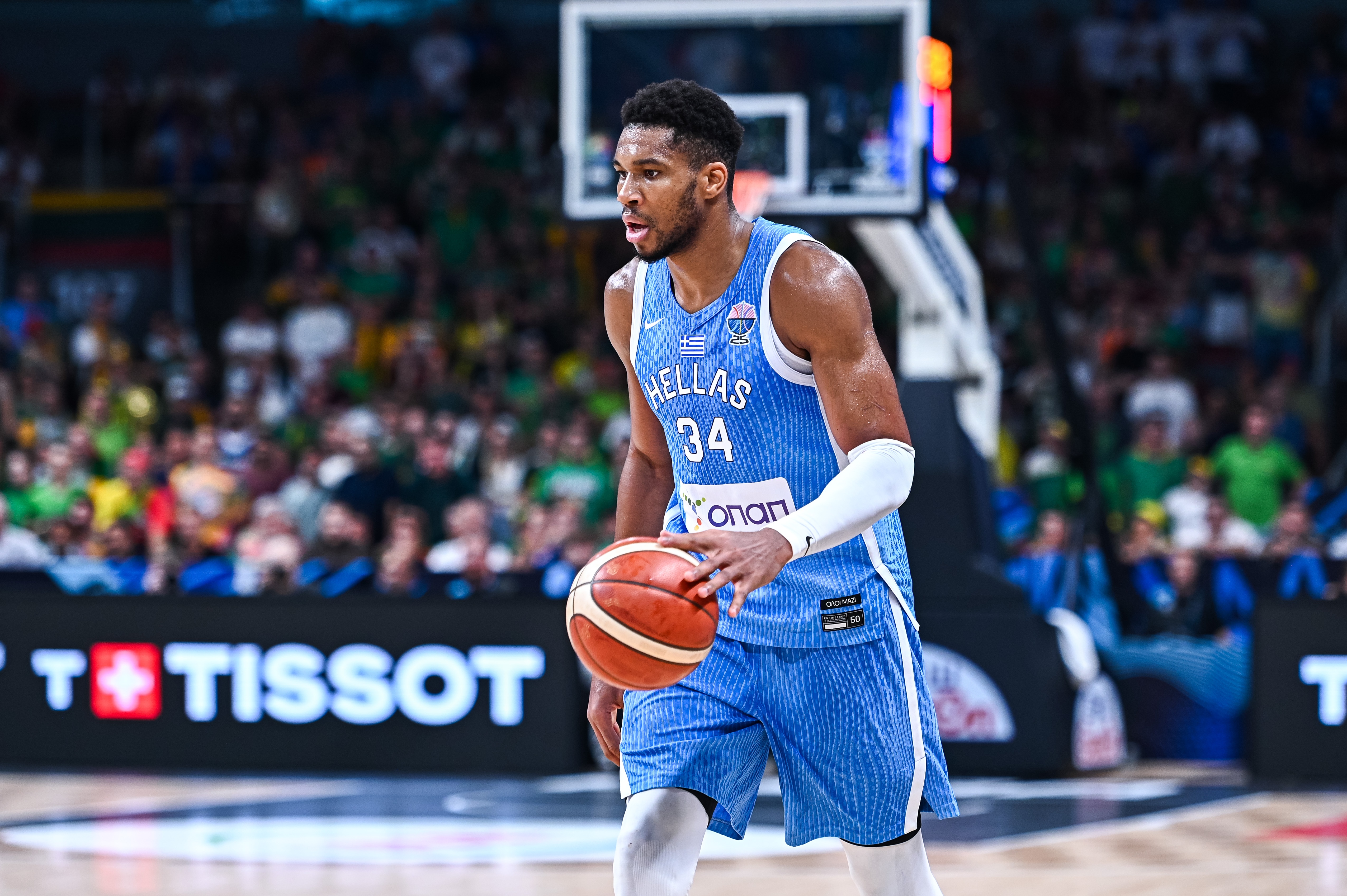 开云体育-帕帕尼古拉乌盛赞字母哥：顶级球技与卓越领导力的完美结合